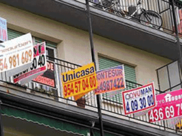 imagen de carteles de anuncios en la fachada